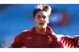 17歳のトッティ、プロ初ゴールはこんな形だった 画像