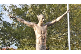 ボッコボコにされたイブラの銅像、ついに「引っ越し」へ… 画像