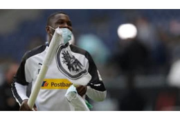 キスもエア化！コロナ対策で「ゴールセレブレーション」はこう変わった 画像