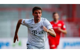 バイエルンMFミュラー、再開初戦で監督をキック！？「その瞬間」がこれ 画像