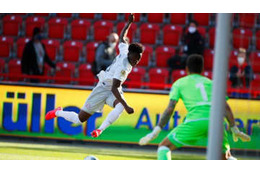 再開初戦でやった！バイエルンの19歳デイヴィス、「鬼スピード」がこれ 画像