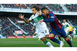 ネイマール、TVには映らない「ピッチ上での応酬バトル」がこれ 画像