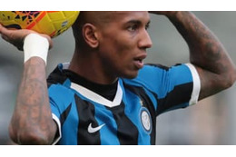 見たことないぞ…アシュリー・ヤングの髪が伸びる 画像