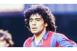 マラドーナの神っぷり…レアル相手の「おちょくりドリブルゴール」が異次元 画像