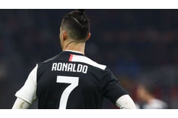 ロナウドのシュートを真似した少年、見事ガラスを割る 画像