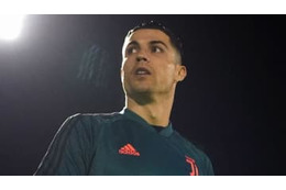 ムキムキロナウドそっくり…？「裸おじさん＋黒テープ」写真が話題 画像