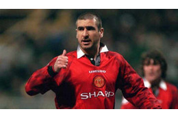 冷静かつ大胆！54歳になったカントナ、伝説の「時間を止めた仁王立ちゴール」 画像