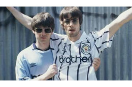 サッカーと音楽のコラボ！「世界的ミュージシャン」のユニフォーム姿を見る 画像