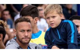 ネイマール、息子に卵を投げる 画像