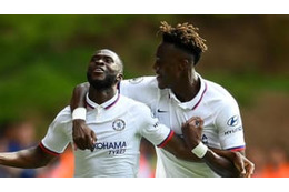 チェルシーFWアブラハムのお洒落スキル！「あの選手の視線」が味ある 画像