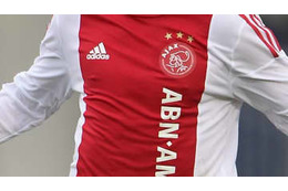 アヤックス少年が大爆笑！「ズッコケリフティング」がこれ 画像