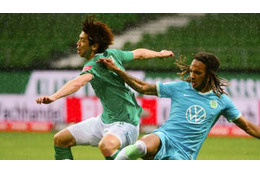 肉弾戦の大迫、女性審判に怒る！？「沸騰シーン」がこれ 画像