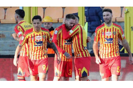 セリエAのレッチェ「意外な人物が決めたスーパーFK」がこれ 画像