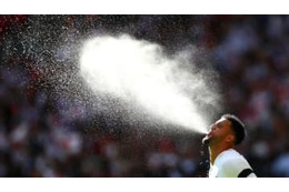 プレミアリーグ、再開後は「唾吐き」でイエローカードになるのか 画像