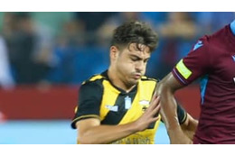 再開のギリシャリーグ、「味方同士の首絞め事件」瞬間がこれ 画像