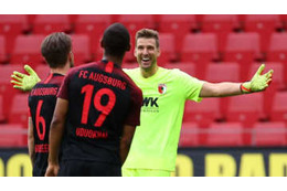 審判ドン引き！？ブンデス33歳GKがやった「抱きつき」がこちら 画像