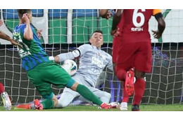 「スネ破壊の瞬間」が衝撃…長友同僚GKムスレラ、救急車で運ばれる 画像