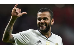 ダニ・アウヴェス、うまい！ココナッツをパックリ割る 画像