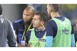 39歳エムレ・ベレゾール、荒ぶる！一瞬もプレーせず「超速退場」がこれ 画像