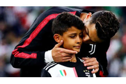 ロナウド、10歳息子と「お揃いスパイク」で勝負！ 画像