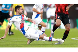 足首グニャ…プレミアリーグで“カードなし”だった「戦慄タックル」がこれ 画像