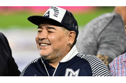 マラドーナ、ダンス中に生尻を出す 画像