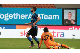 2カ国で同日連発！超決定機の「信じられないシュートミス」がこれ 画像