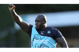 祝優勝！野獣アキンフェンワ、「リヴァプールユニ」を着て罰金食らう 画像