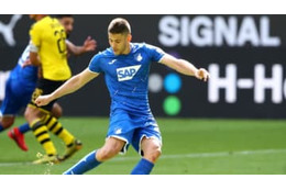 フィルミーノのマネ！真後ろに首をねじる「仰天ノールックPK」がこれ 画像