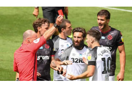 頭突きからの顔面猫パンチ！選手同士がド突き合う「ガチバトル」がこちら 画像