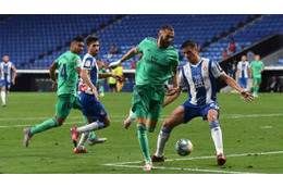 ジダンも絶賛！ベンゼマの「神業ノールックバックヒール股抜き」がすげぇ 画像