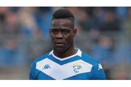 バロテッリ、ジェットコースターに乗る 画像