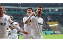 「これあげる…」 鎌田の同僚、試合中に相手選手を笑わせた“謎シーン”がこれ 画像