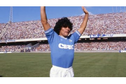 マラドーナ「泥まみれの超絶ドリブル」がこれ…病抱えた子供のために 画像