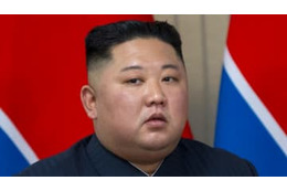 キム・ジョンウン、“段ボール化”されてサッカースタジアムに現る？ 画像