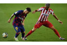 天才メッシにスライディングしても無駄！ボールはこうなる 画像