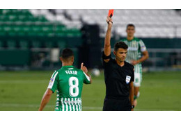 フランス代表MF、VARを殴りつける「怒シーン」がこれ 画像