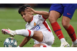 天才 久保建英、ずっこけてもこんなスゴ技ができる 画像