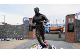 エヴァートンファンの聖地「レジェンドの像が放火される」場面がこれ 画像