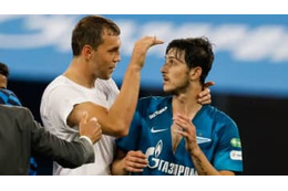 アズムン、ロシア代表のジュバに腰を振られる 画像