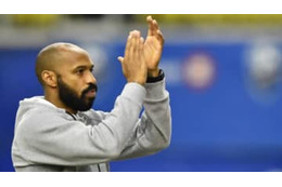 亡くなったフロイドさんに捧げる8分46秒…アンリの「跪き」を見る 画像