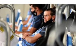 ベイル、レアルベンチで寝る？！ 「マスクでの悪ふざけ」がこれ 画像