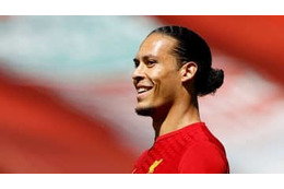 ファンダイク、変顔で大はしゃぎ！リヴァプールの相棒を餌食にした「神テク」がこれ 画像