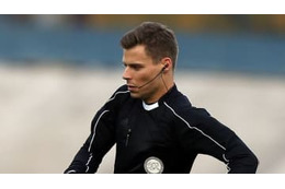 全速力のDFを追い抜く「爆速レフェリー」が現る…その場面がこれ 画像