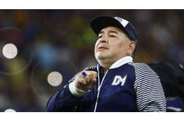 マラドーナ、「イカツイ違法改造車で乗り付ける」映像で物議 画像