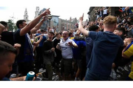 リーズファン、優勝祝い後の「ゴミだらけ広場」がスゴい…女性警官も重傷 画像