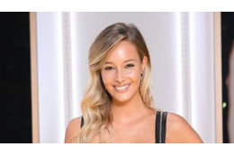 伊代表FWペッレの「超美人彼女」島でバカンスを楽しむ 画像