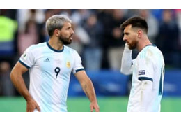 アグエロ、ミスった自分をメッシと交代させる　サッカーゲームで 画像