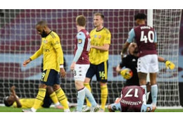 アーセナル、空に舞った衝撃の「出ていけバナー」がこれ 画像