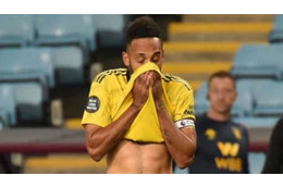 オーバメヤング、文字通りの「笑いディフェンス」が話題に 画像